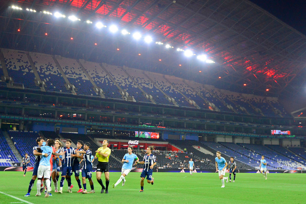 MONTERREY, MEXICO - JULIO 31: Agresi&oacute;n entre jugadores del Lazio y Monterrey durante juego de Semifinales del Torneo Supercopa Monterrey 2024 como parte de los eventos de Monterrey Rumbo a la Copa del Mundial de la FIFA 2026 en las instalaciones del Barrial el 31 de Julio de 2024 en Monterrey, Mexico. (Foto: Jaime Lopez/JAM MEDIA)