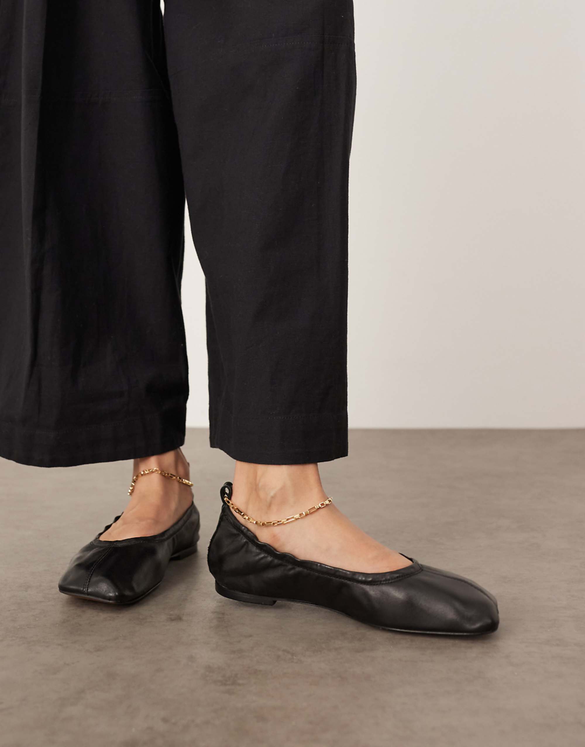 Arrange Edie Premium Leather Ballet Flats With Chain in Black