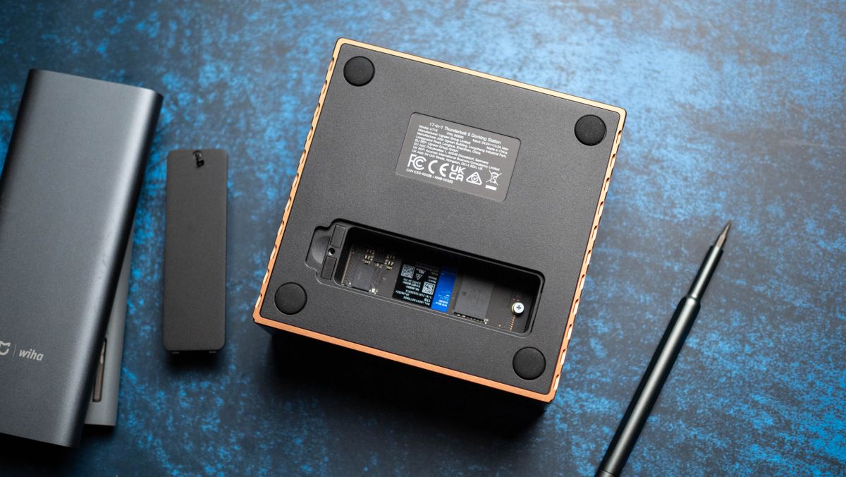UGREEN 17-in-1 Maxidok Thunderbolt 5 review on Android Central