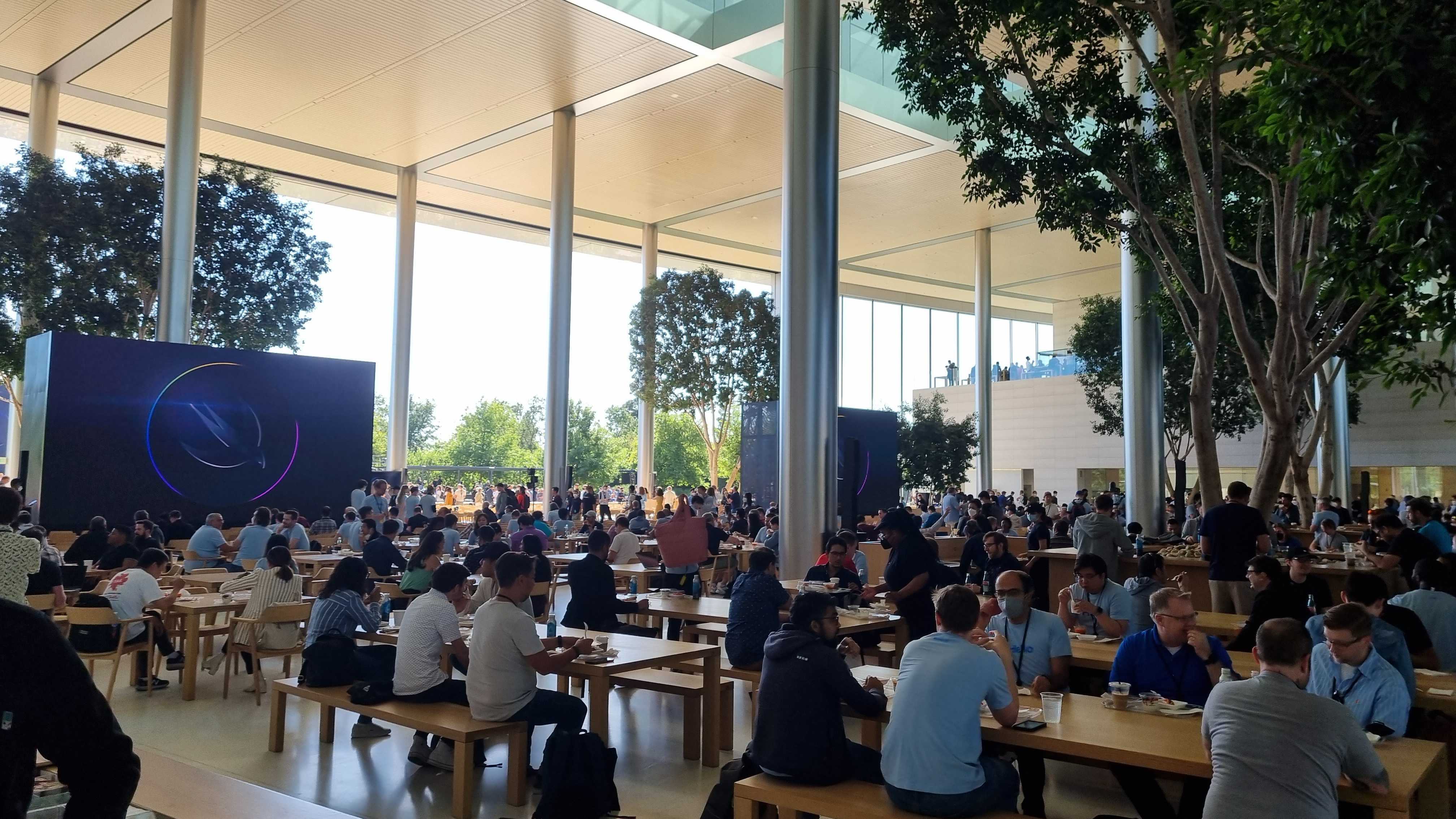 WWDC2022中のアップルキャンパス