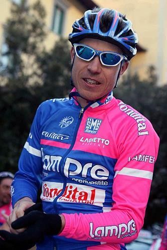 Damiano Cunego gets ready