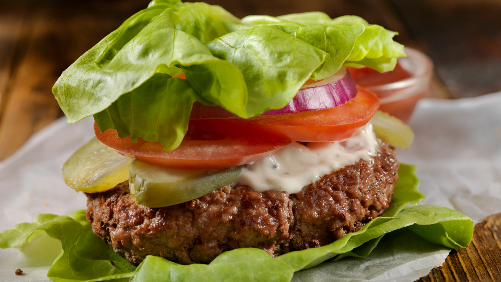 hamburguesa de ternera envuelta en lechuga