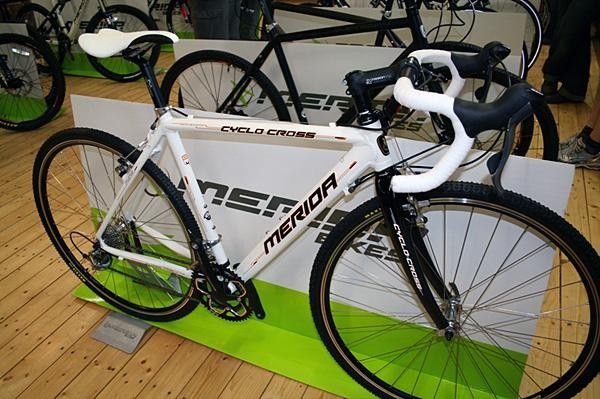 Cyclo Cross 4 features an aluminium frame, drivetrains with a mix of FSA and Shimano.