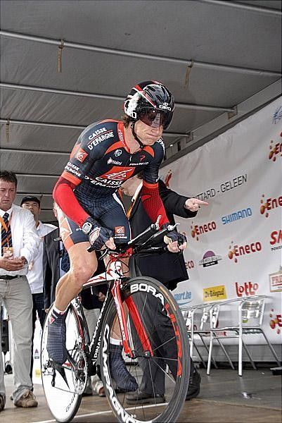 Jos&eacute; Iv&aacute;n Gutierrez (Caisse d'Epargne) takes off from the start house.