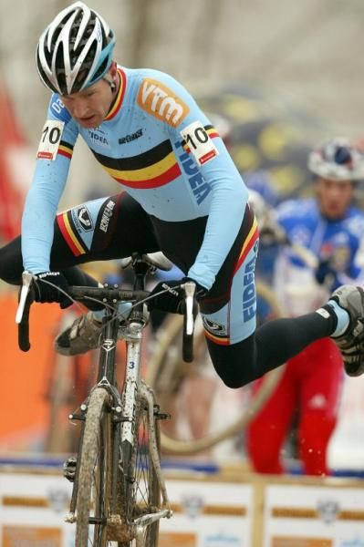 Belgian Erwin Vervecken demonstrates a perfect re-mount
