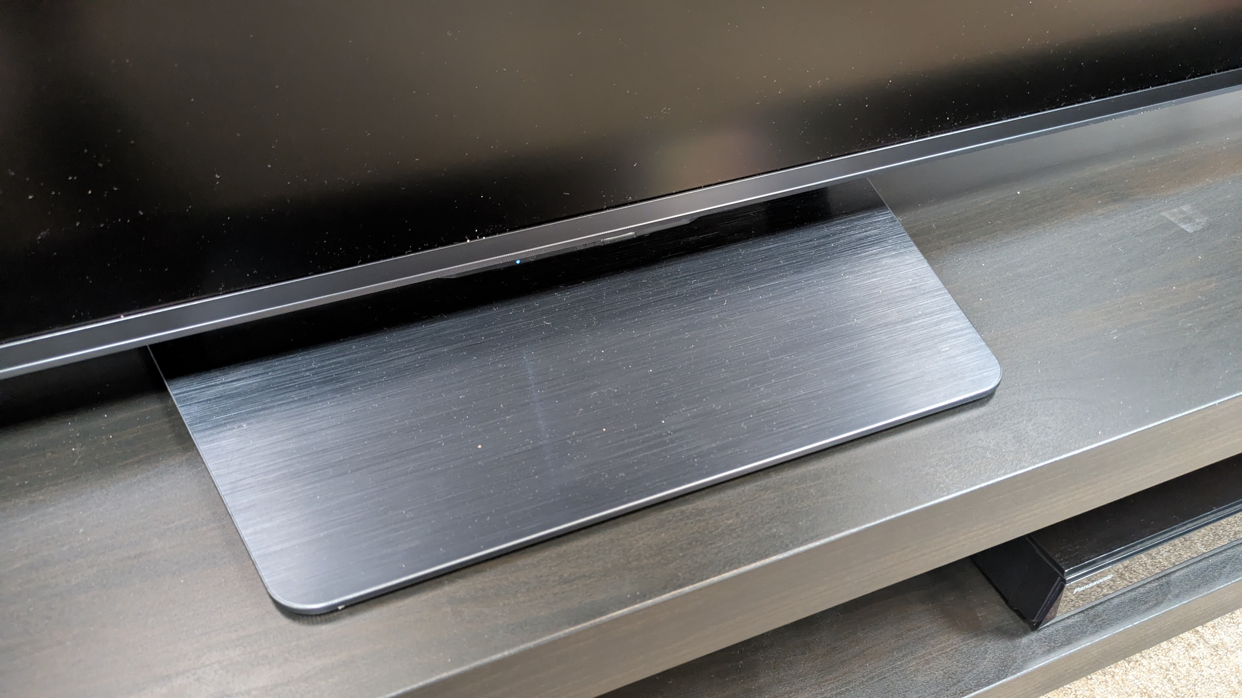 Hisense UR8 pedestal stand