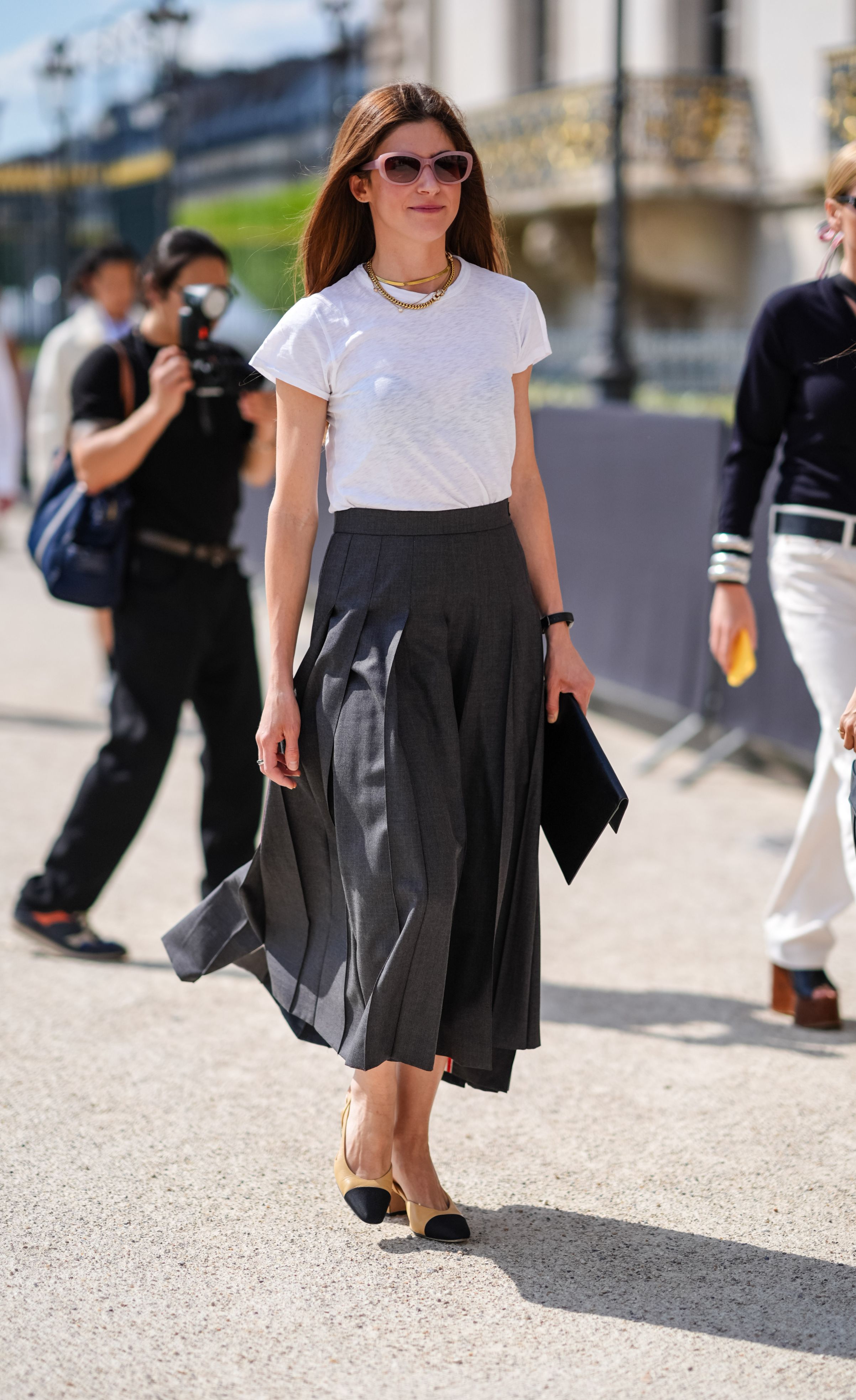 Black long skirt and white t-shirt outfit