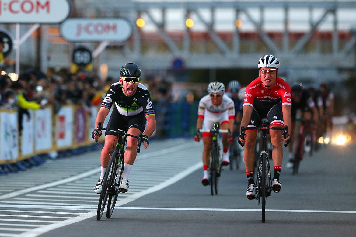 Mark Cavendish beats Fumiyuku Beppu in Saitama.
