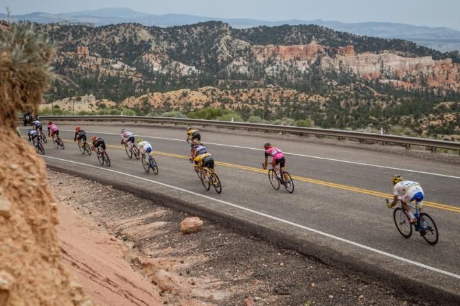 The race descends towards the red rocks of Escalante