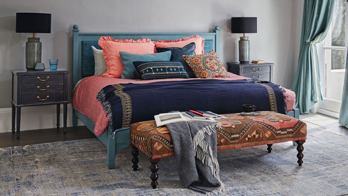 50 Decorative King and Queen Bed Pillow Arrangements & Ideas