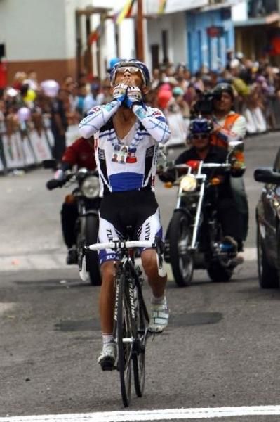Manuel Medina (Gob Zulia) sends kisses to the crowd as he celebrates his victory.