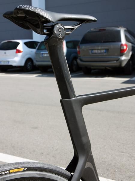 The wedge-type seatpost binder makes for cleaner lines.