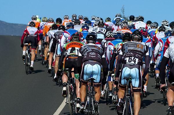 The peloton on a small rise nearing the lower slopes of the climb at Poatina.