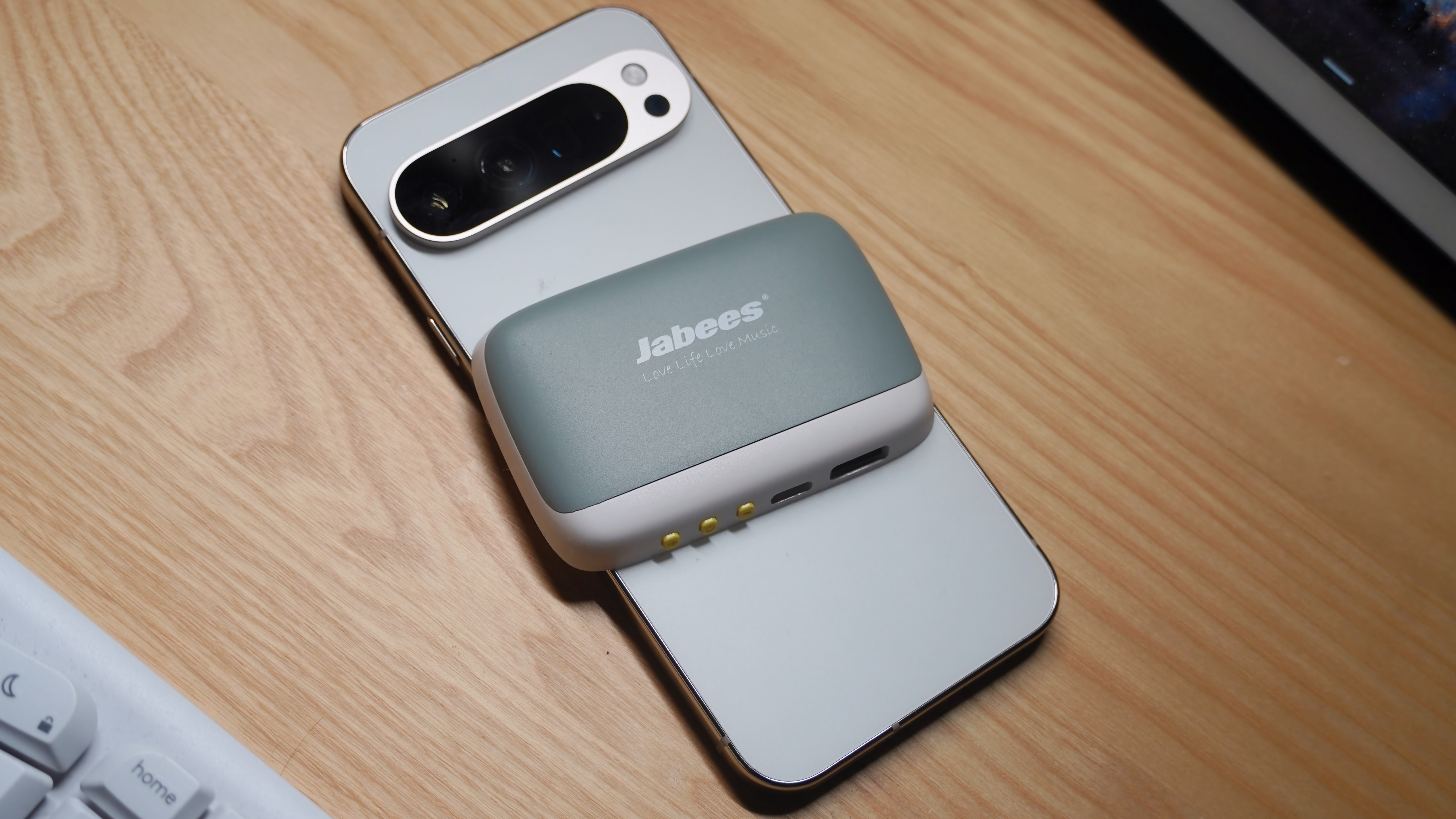 Χρησιμοποιώντας ένα Google Pixel 9 Pro XL για κλίμακα για την εμφάνιση του μεγέθους του ηχείου Jabees Peace Pillow.