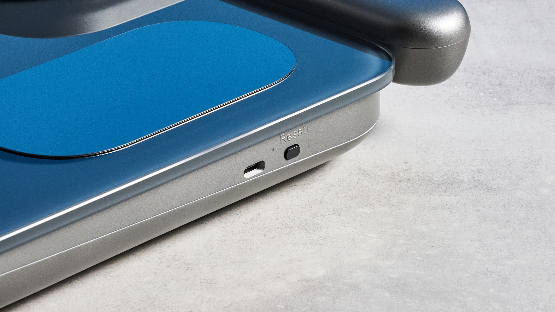 the oxiline scale md pro against the blue tom's guide background