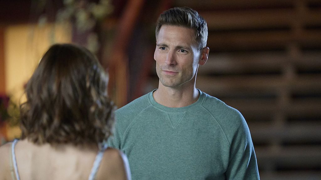 5 Hallmark Stars Who Left For GAF, And 9 Who Are Definitely Staying