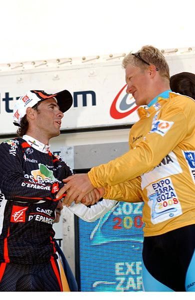 Alejandro Valverde (Caisse d'Epargne) congratulates Vinokourov on the podium