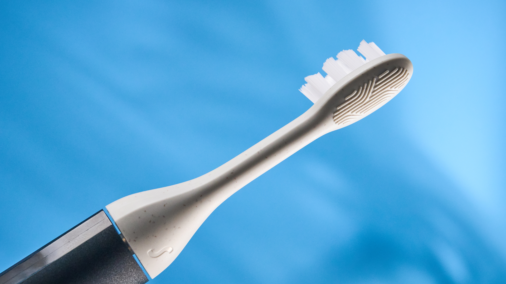 the suri core 1.0 toothbrush with cornstarch and castor oil heads and a biocircular plastic body