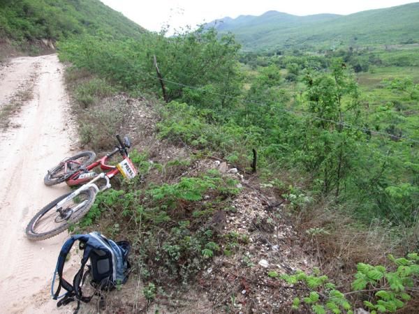 The press vehicle took a break along the route.