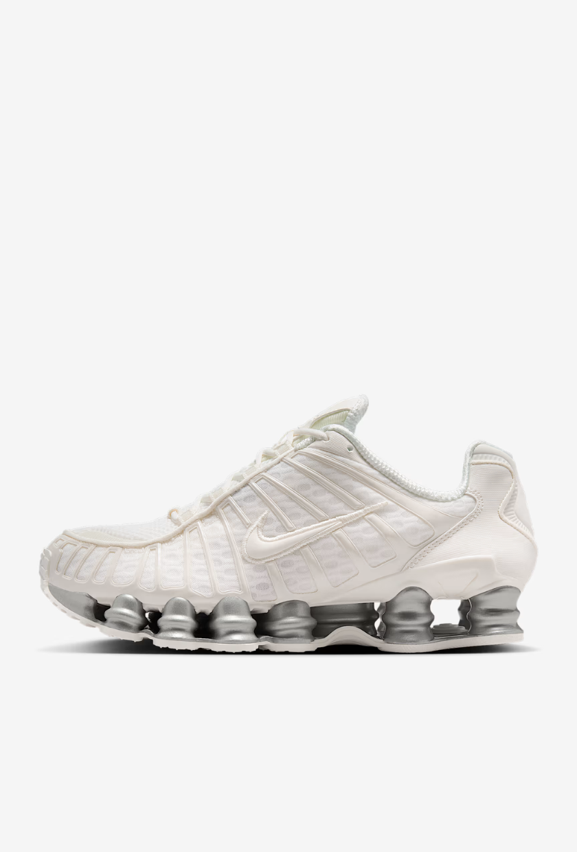 An image of the best white sneakers.