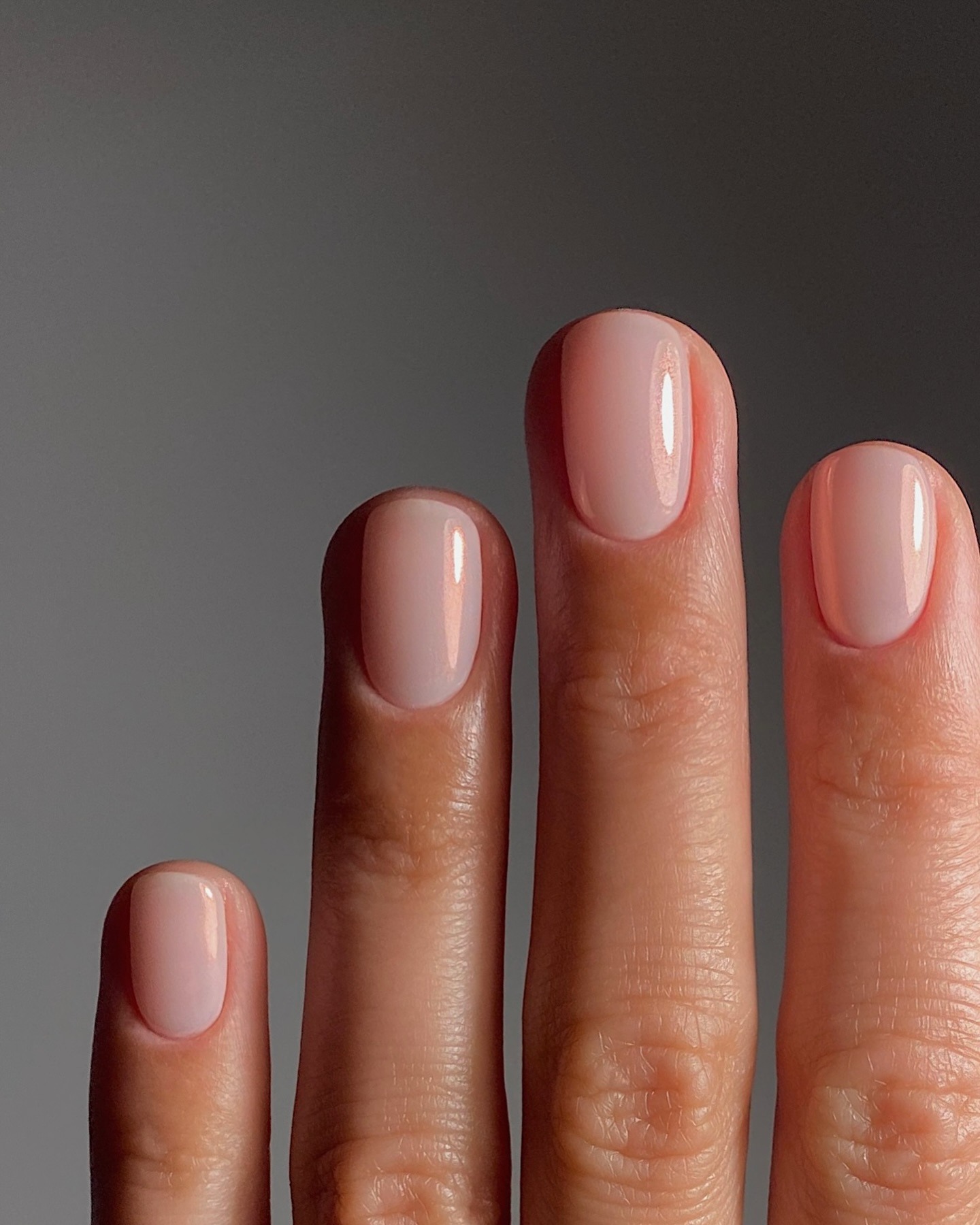Una manicure corta, arrotondata e scintillante