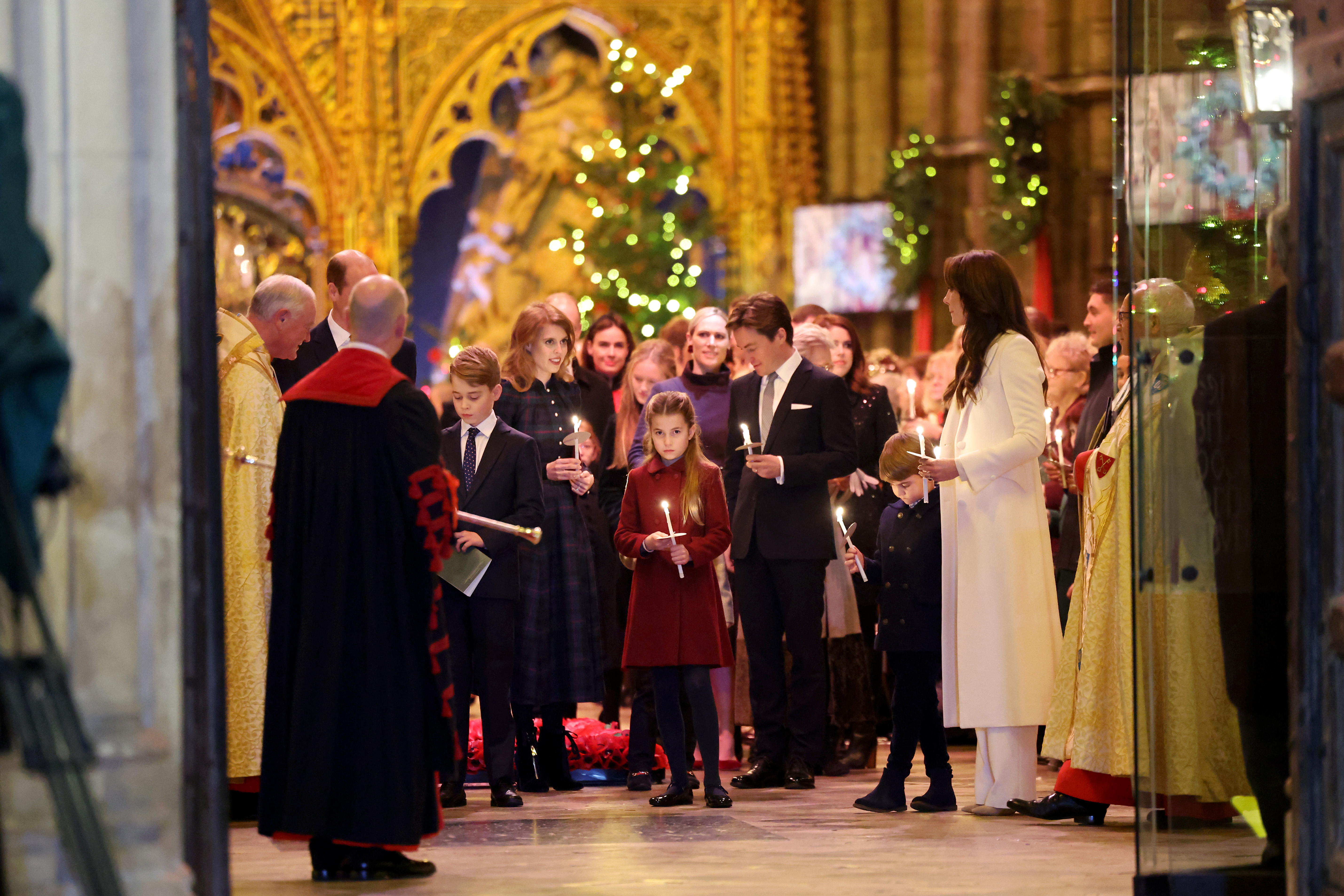 Princess Beatrice, Princess Charlotte, Princess Kate, Edo Mapelli Mozzi, Princess Eugenie, Prince Louis holding candles in Westminster Abbey