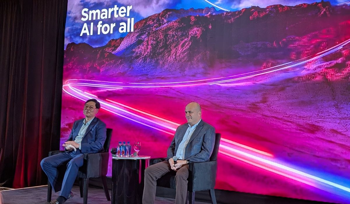 Yuanqing Yang, अध्यक्ष र मुख्य कार्यकारी अधिकारी, Lenovo & Tolga Kurtoglu SVP & मुख्य टेक्नोलोजी अधिकारी, CES 2026 मा Lenovo