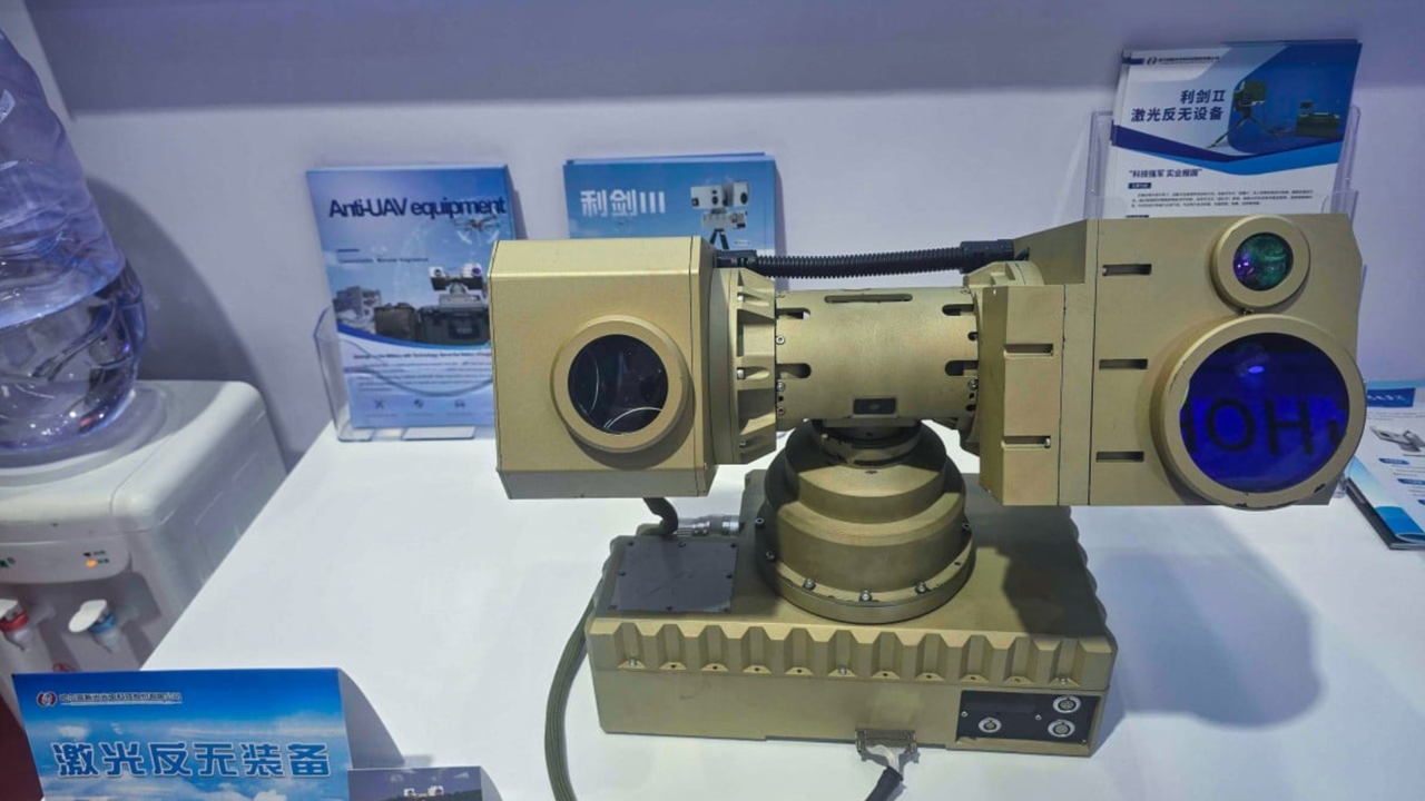 Cina: laser anti-drone a zaino, AI targeting, 2 kW, distrugge drone in 4s a 500m