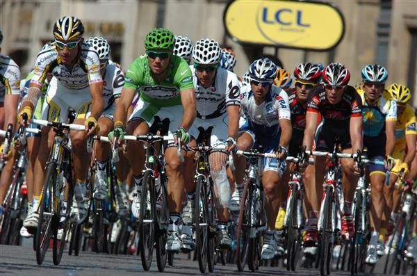 Thor Hushovd surrounded by his Cervelo teammates