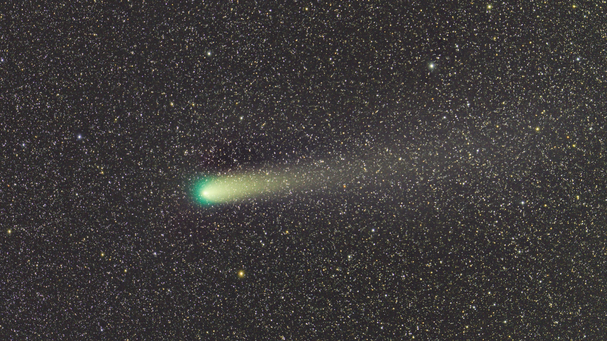 Комета Джакобини-Циннера светится зеленым светом со слабым зелено-желтым хвостом.