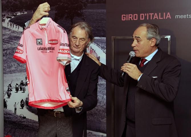 Designer Paul Smith and Gazzetta dello Sport's Andre Monti present the Giro's new leader's jersey.
