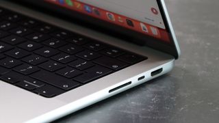 MacBook Pro 14 pouces (2023) dans un studio gros plan des ports