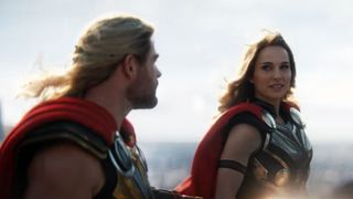 Thor og Jane som Thor kigger på hinanden