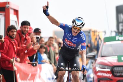 Jay Vine wins stage 8 of the Vuelta a España.