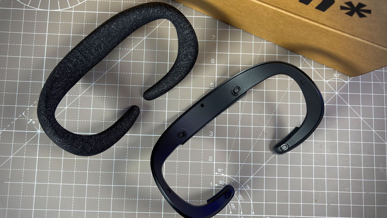The Steam Frame's padding and glasses extender.