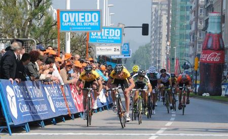 Miche-Guerciotti teammates Stefan Schumacher and Constantino Zaballa finish 1-2 in the opening stage.