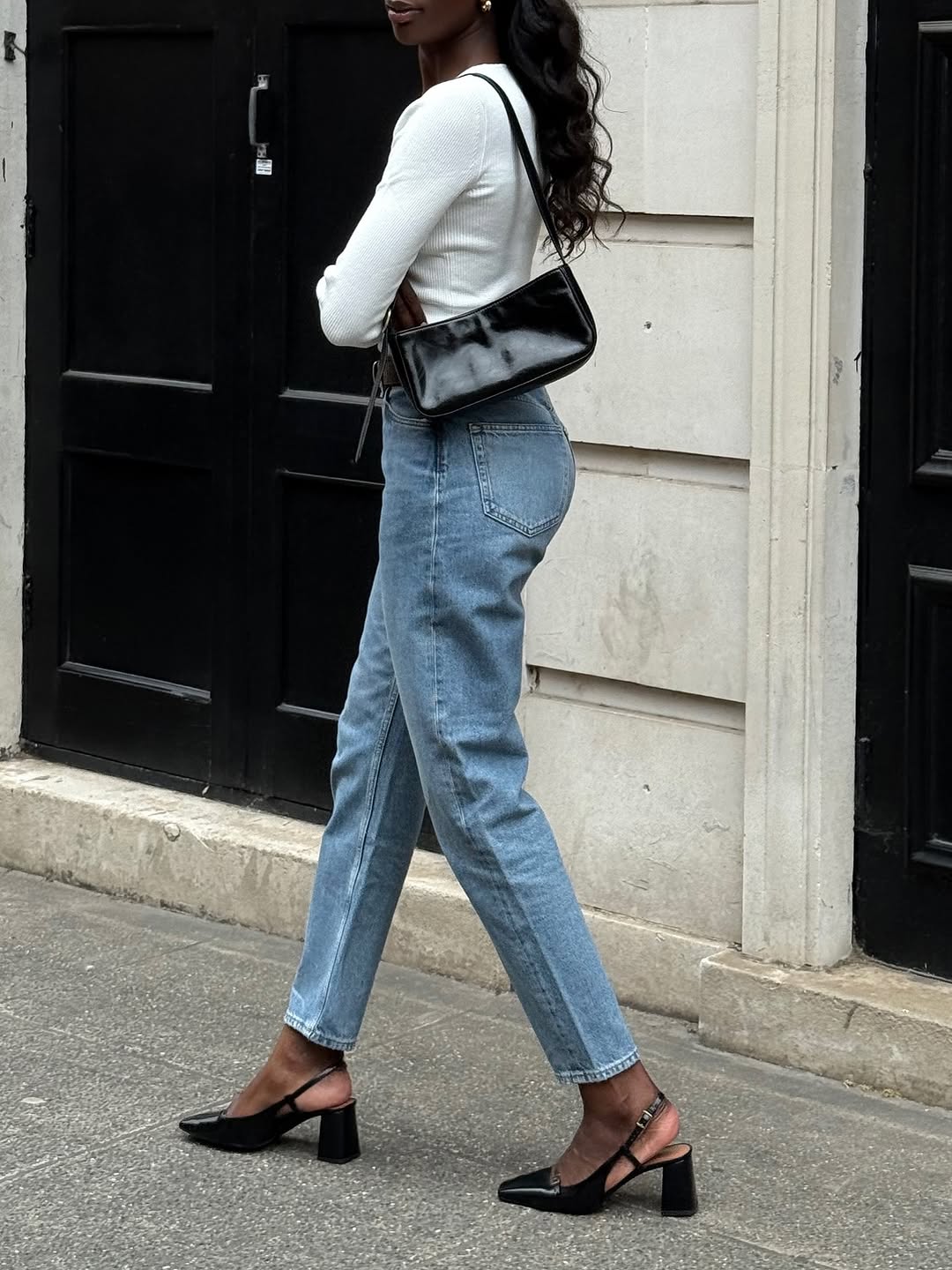 woman wearing black pointed toe heels jeans fall outfits 2025