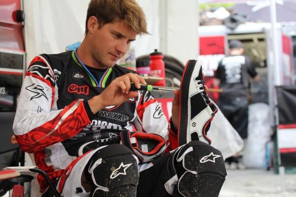 Greg Minnaar (Santa Cruz Syndicate) makes some final, important adjustments.