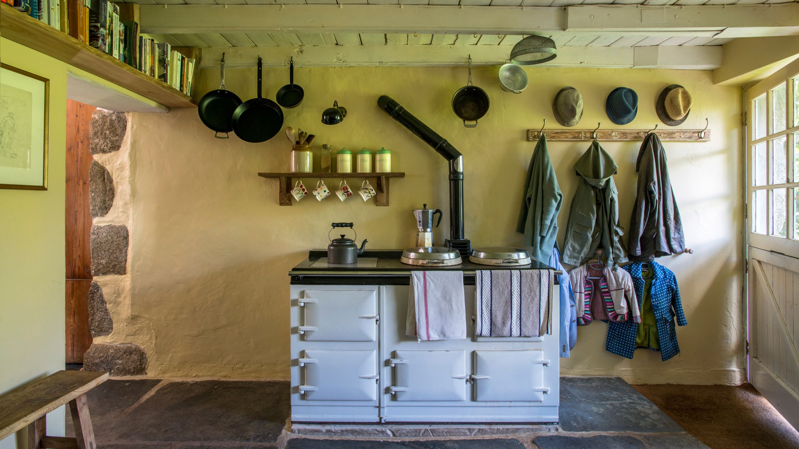  Cuisinière Aga dans une cuisine de ferme rustique en pierre