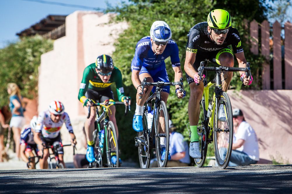 Rubin Companioni (Holowesko) leads the field over the back side climb.