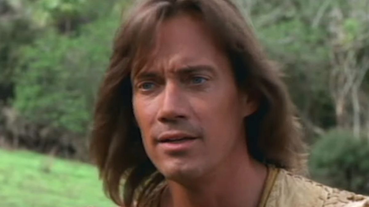 Kevin Sorbo talking in an outdoor scene in Hercules: The Legendary Journeys.