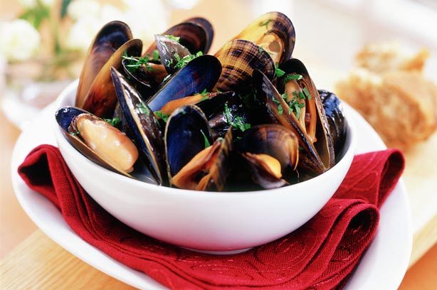 Garlic and wine mussels recipe image