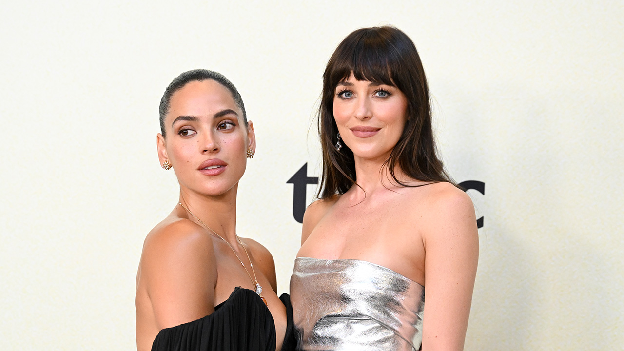 Adria Arjona, Dakota Johnson rock red carpet looks at the Splitsville premiere summer 2025.