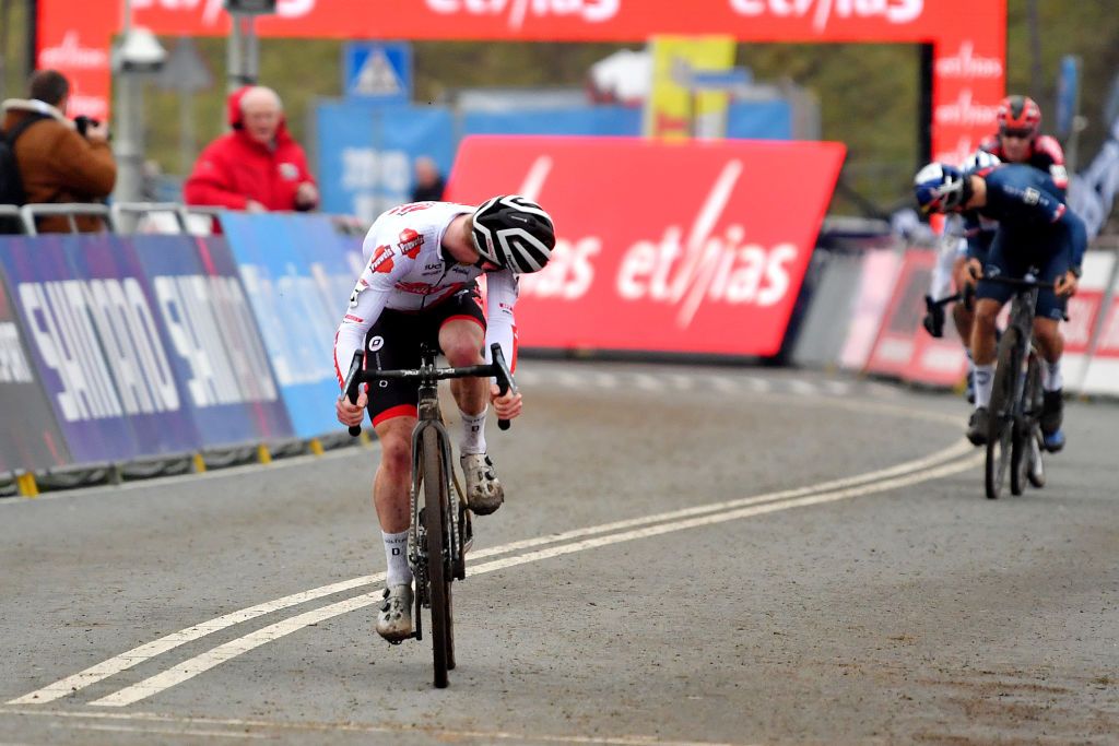 HOOGERHEIDE NETHERLANDS JANUARY 23 Eli Iserbyt of Belgium and Team Pauwels Sauzen Bingoal sprints to win ahead of Lars Van Der Haar of Netherlands and Team Baloise Trek Lions Thomas Pidcock of The United Kingdom and Team INEOS Grenadiers and Michael Vanthourenhout of Belgium and Team Pauwels Sauzen Bingoal during the 32nd GP Adrie Van der Poel Hoogerheide UCI CycloCross Worldcup 2022 Mens Elite CXWorldCup on January 23 2022 in Hoogerheide Netherlands Photo by Luc ClaessenGetty Images