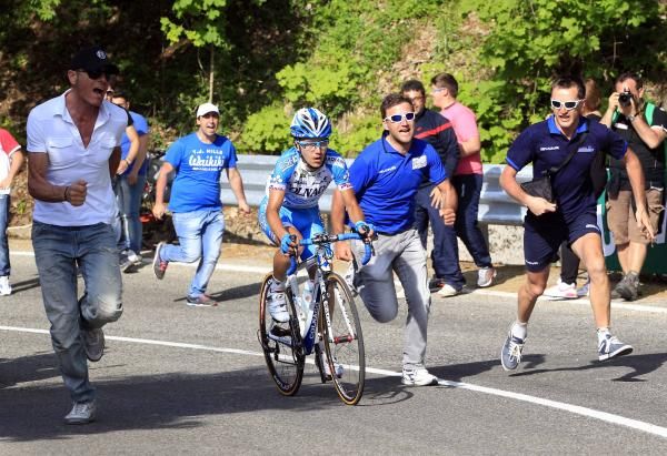 Domenico Pozzovivo (Colnago-CSF Inox) stokes passions on the climb to Lago Laceno.