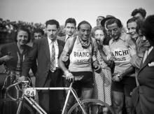 Fausto Coppi (R) poses with his brother Serse Coppi (C) , who has just won the Paris-Roubaix race, on April 18, 1949