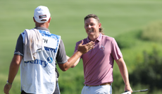 Cameron Smith shakes hands with his caddie during a tournament