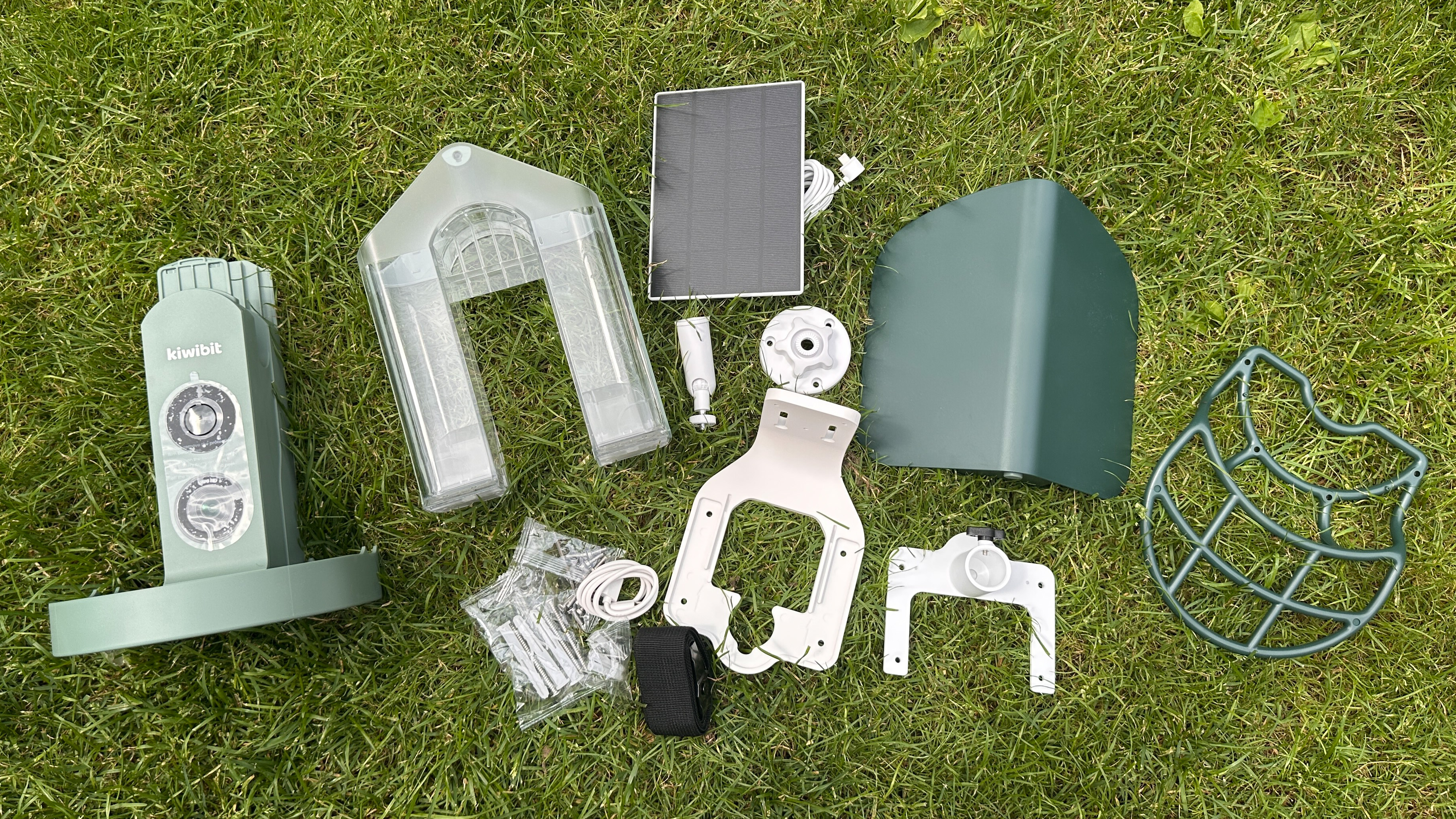 A photo of the contents of the Kiwibit Beako Bird feeder package