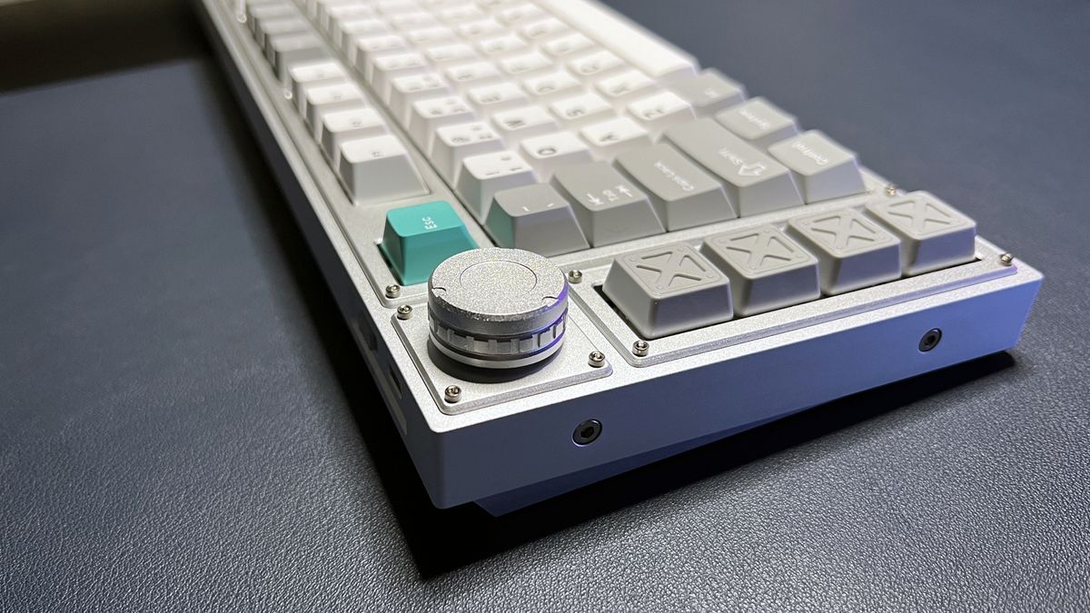 angled close up of upper left corner of Lemokey L3 showing rotary knob