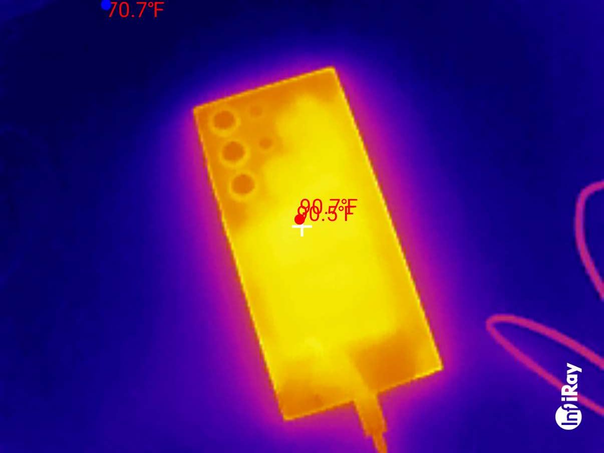 Thermal imaging of Samsung Galaxy S23 Ultra while charging via USB-C.